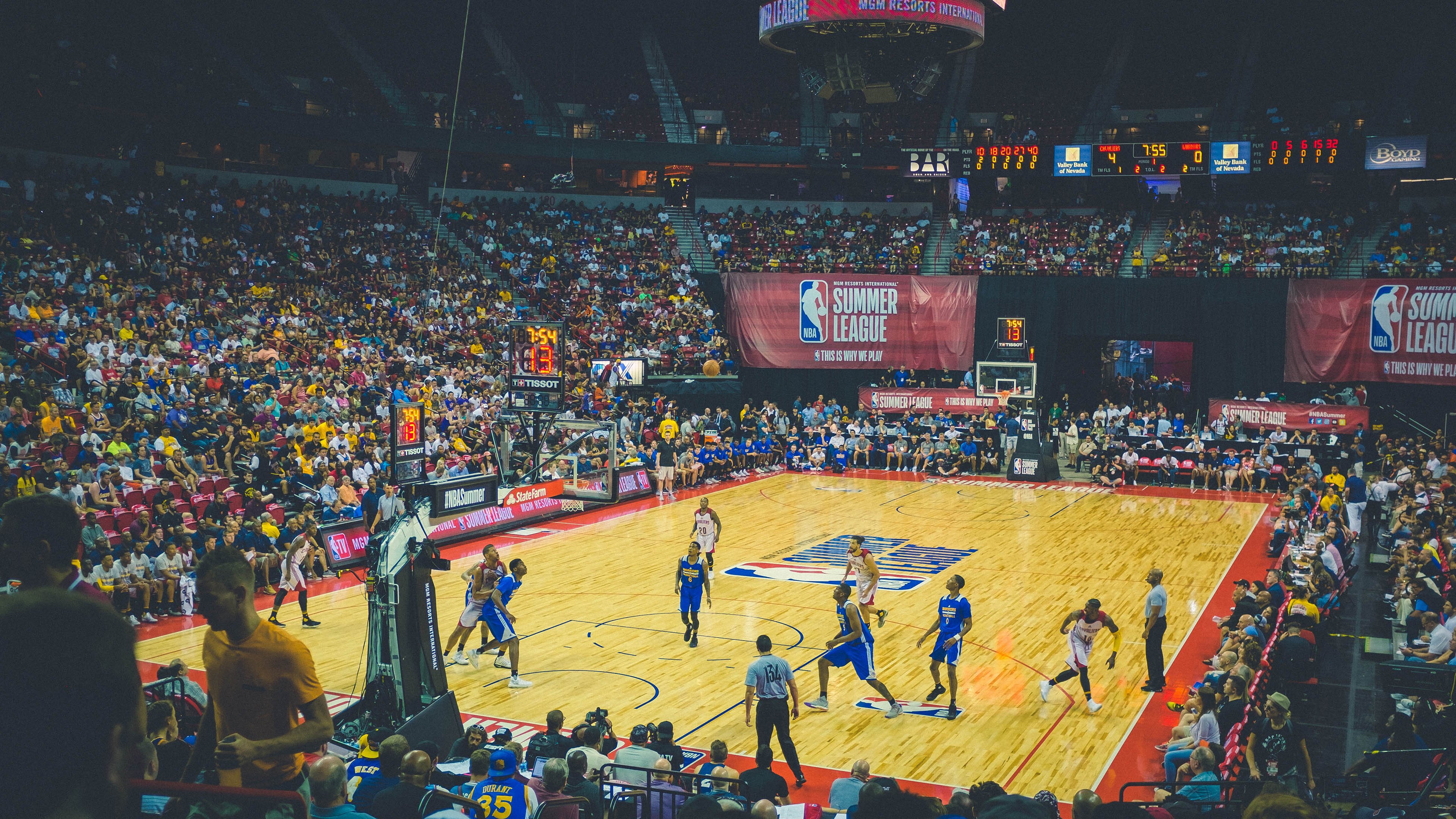 拜仁中后场传控稳定无误，拜仁后场球员